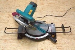 Makita MLS100 Afkortzaag - 1500W - 255 X 30mm -Metabo Winkel df6d09f41bfdedb67aba56cbbeea9553